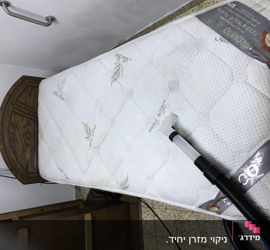 שואב אבק מנקה מזרן לבן בחדר